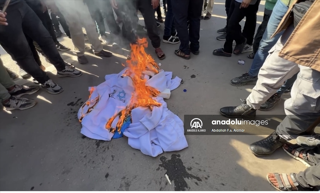 Filistinliler, serbest bırakılırken Filistinli esirlere giydirilen kıyafetleri yaktı