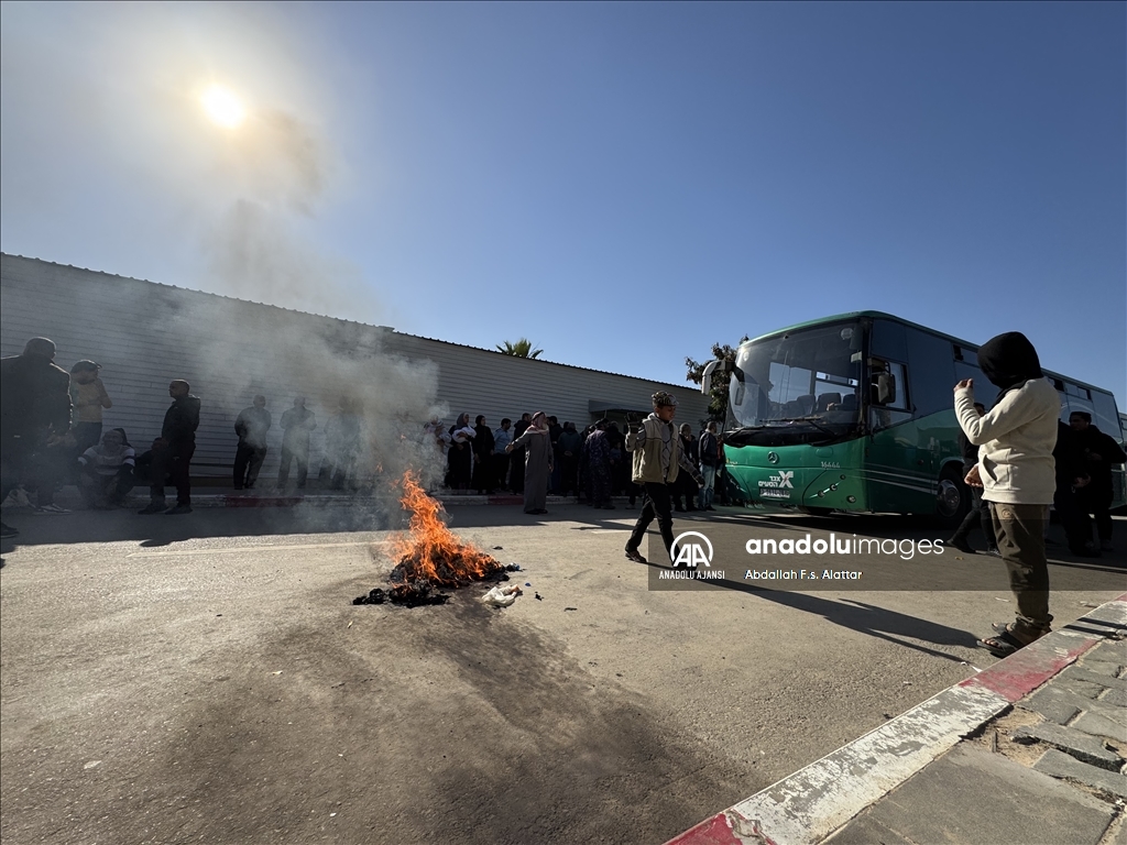 Filistinliler, serbest bırakılırken Filistinli esirlere giydirilen kıyafetleri yaktı