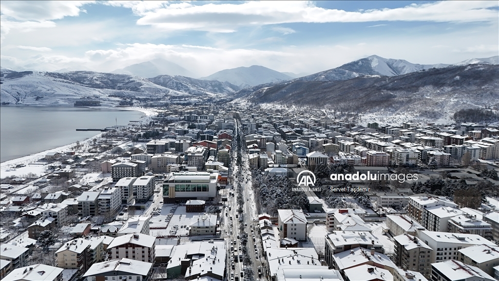 Bitlis'in Tatvan ilçesi kar yağışıyla beyaza büründü