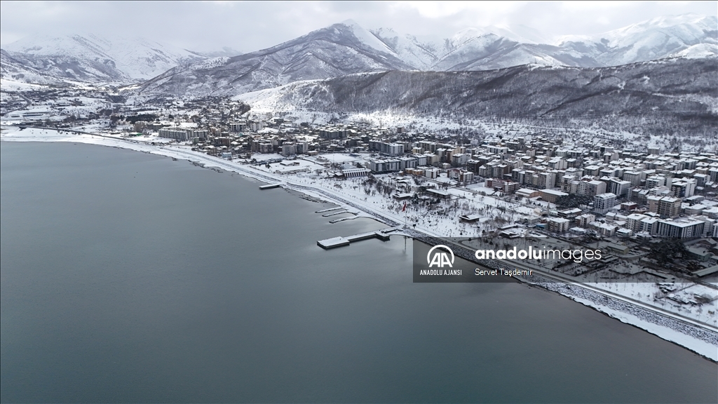 Bitlis'in Tatvan ilçesi kar yağışıyla beyaza büründü