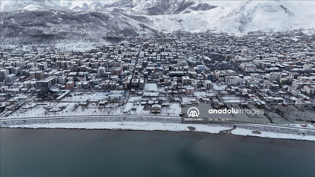 Bitlis'in Tatvan ilçesi kar yağışıyla beyaza büründü