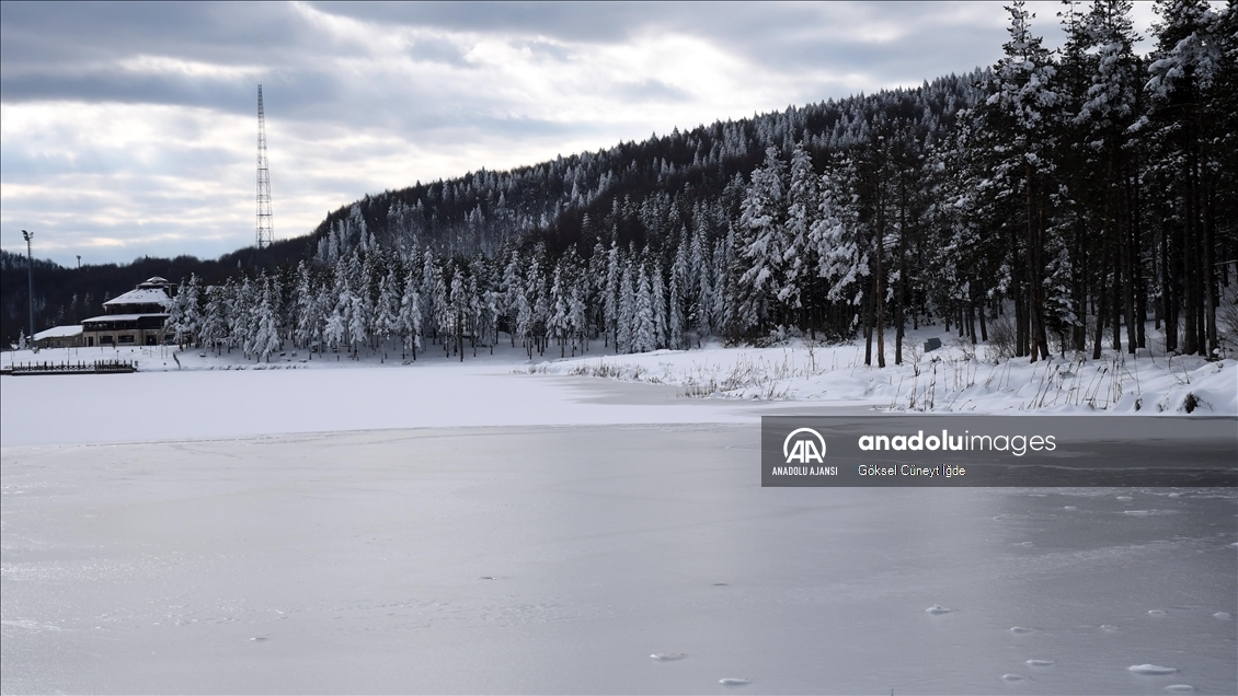 Topuk Yaylası Göleti'nin yüzeyi karla kaplandı