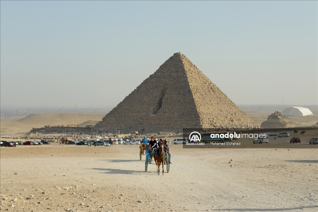 Mısır’ın simgesi Giza Piramitleri: ziyaretçilerini büyülemeye devam ediyor