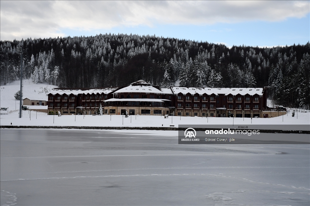Topuk Yaylası Göleti'nin yüzeyi karla kaplandı