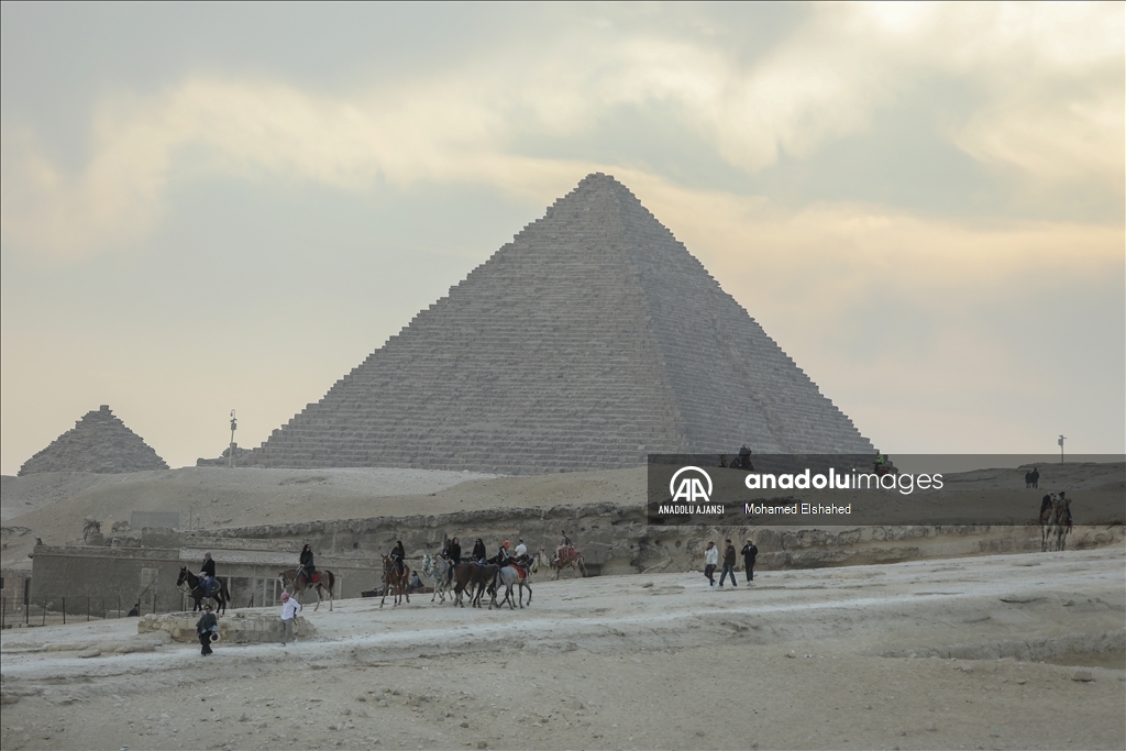 Mısır’ın simgesi Giza Piramitleri: ziyaretçilerini büyülemeye devam ediyor