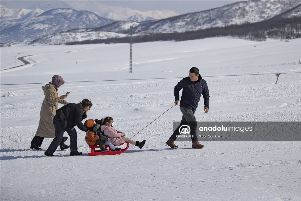 Sezonu açan Ovacık Kayak Merkezi'nde pistler kayakseverlerle doldu