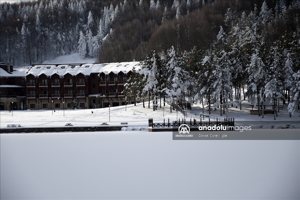 Topuk Yaylası Göleti'nin yüzeyi karla kaplandı