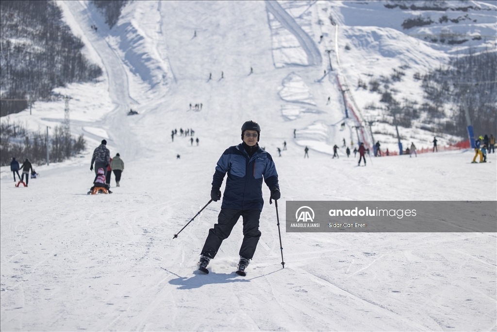 Sezonu açan Ovacık Kayak Merkezi'nde pistler kayakseverlerle doldu