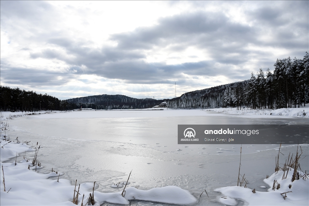 Topuk Yaylası Göleti'nin yüzeyi karla kaplandı