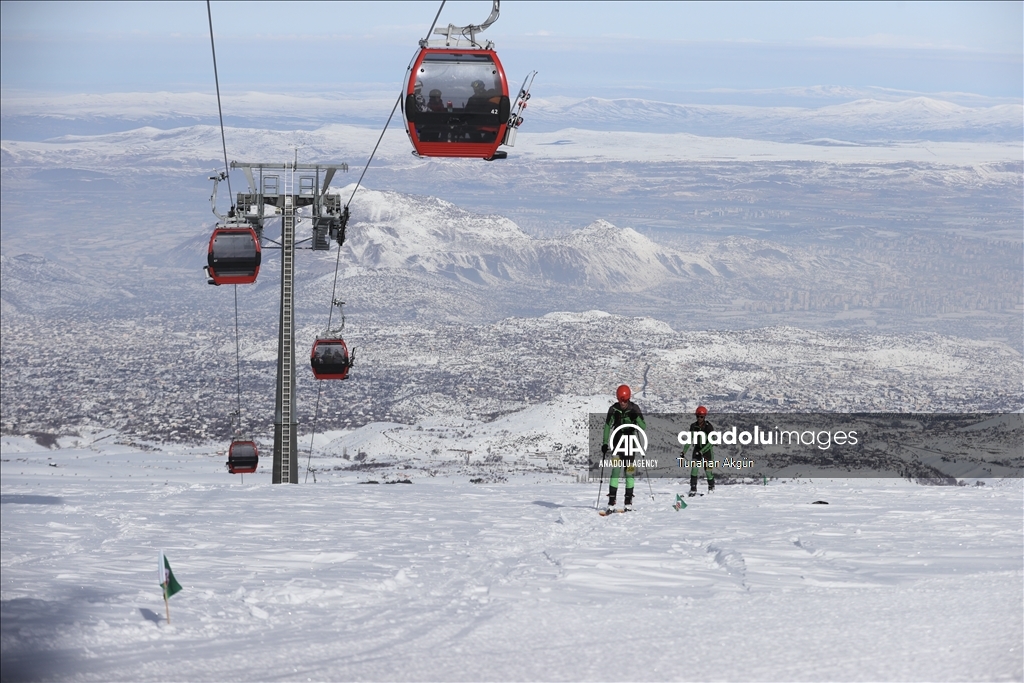 Turkiye Mountain Skiing Championships held in Mount Erciyes of Kayseri