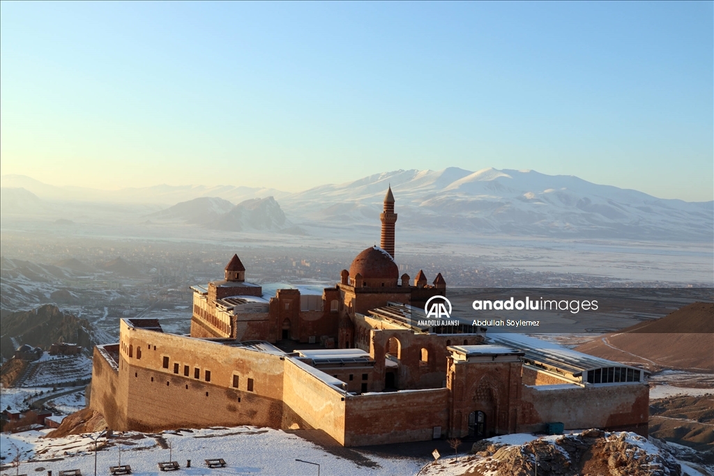 Kar ile kaplı İshak Paşa Sarayı, manzarasıyla fotoğrafçıları bölgeye çekiyor