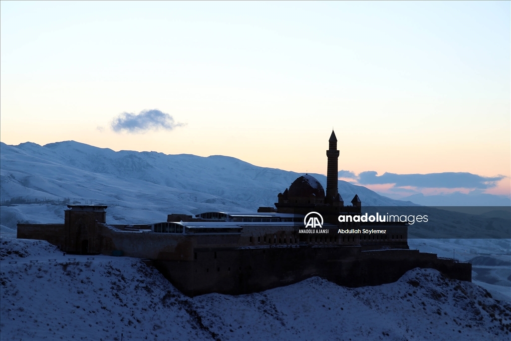 Kar ile kaplı İshak Paşa Sarayı, manzarasıyla fotoğrafçıları bölgeye çekiyor