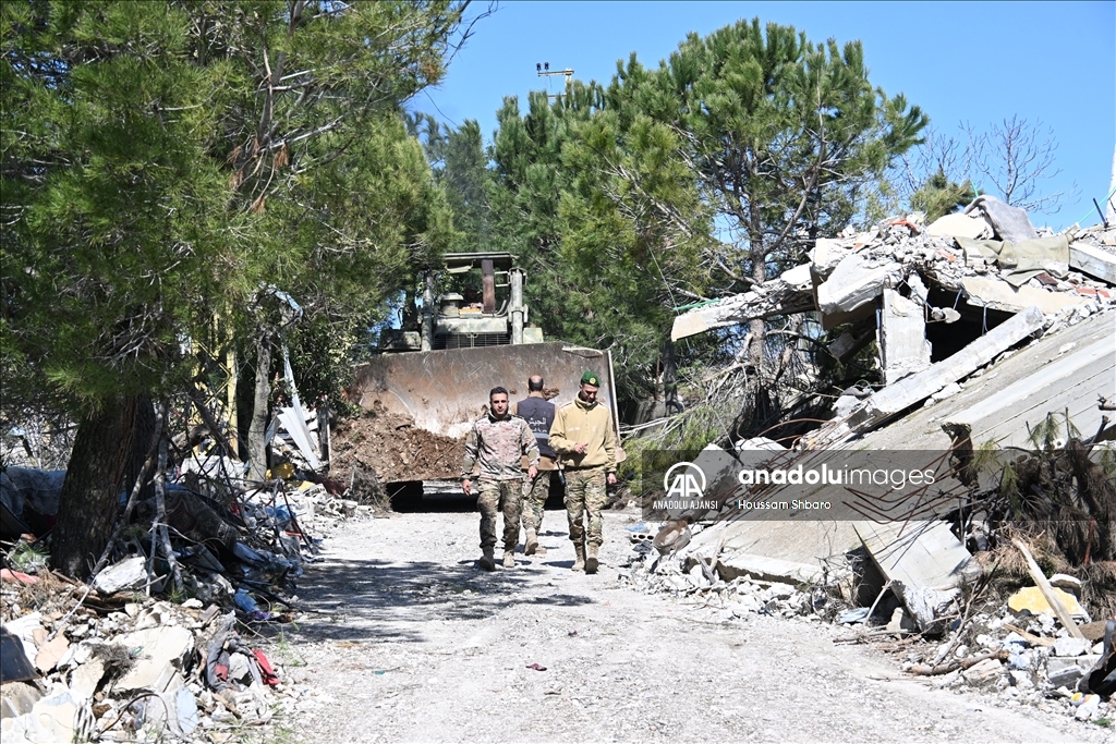 Lübnan ordusu ülkenin güneyinde İsrail'in çekildiği beldelere konuşlanıyor
