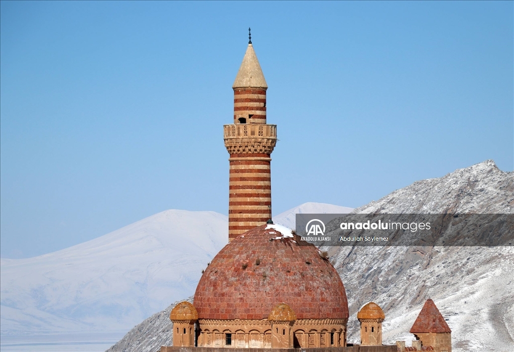 Kar ile kaplı İshak Paşa Sarayı, manzarasıyla fotoğrafçıları bölgeye çekiyor