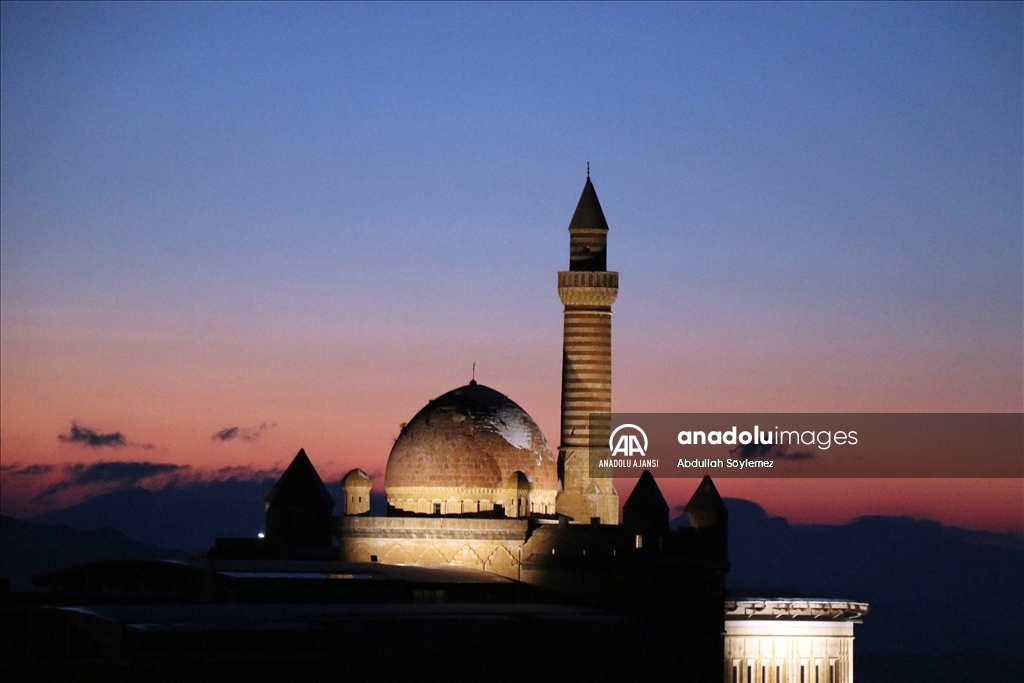 Kar ile kaplı İshak Paşa Sarayı, manzarasıyla fotoğrafçıları bölgeye çekiyor