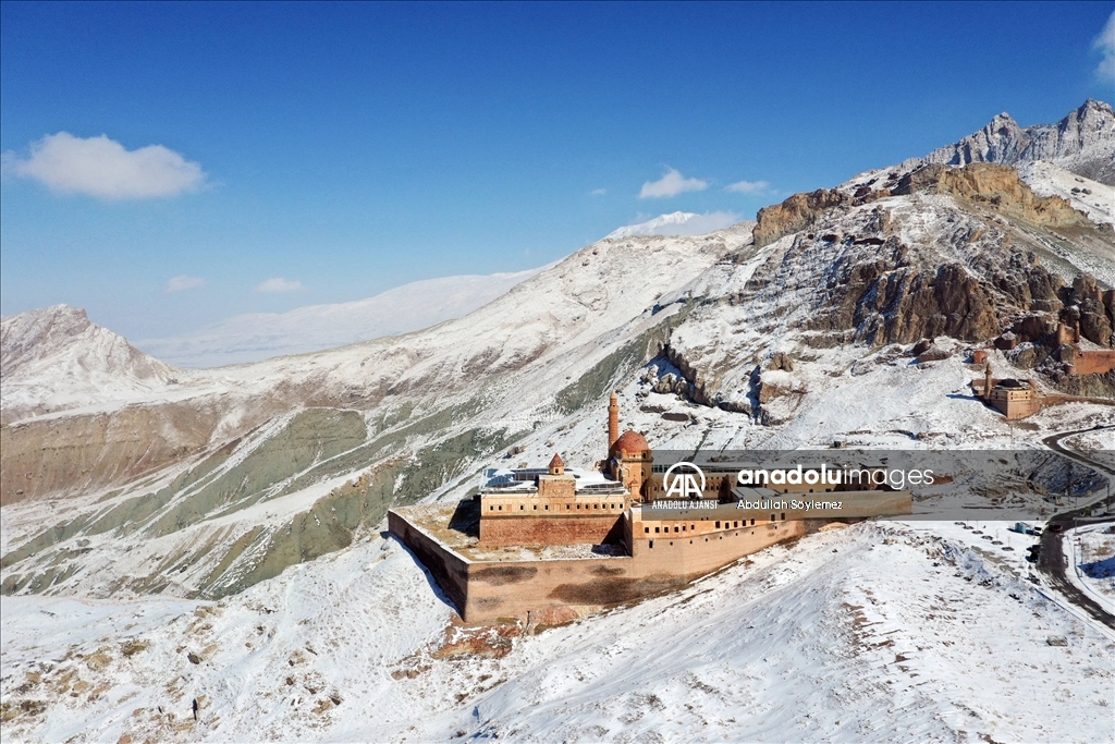 Kar ile kaplı İshak Paşa Sarayı, manzarasıyla fotoğrafçıları bölgeye çekiyor