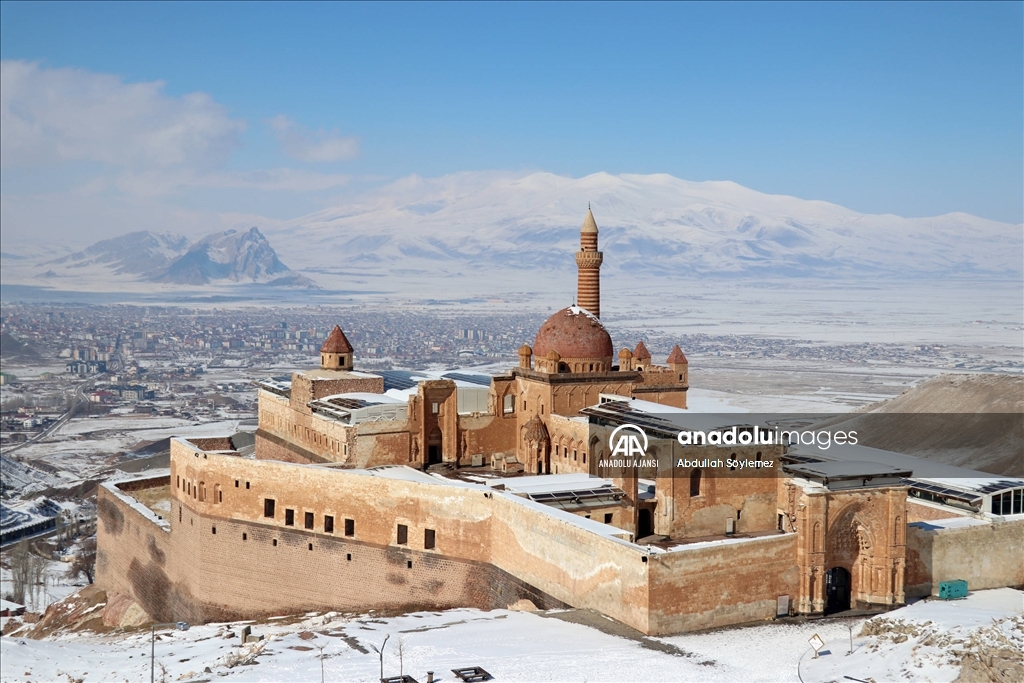 Kar ile kaplı İshak Paşa Sarayı, manzarasıyla fotoğrafçıları bölgeye çekiyor