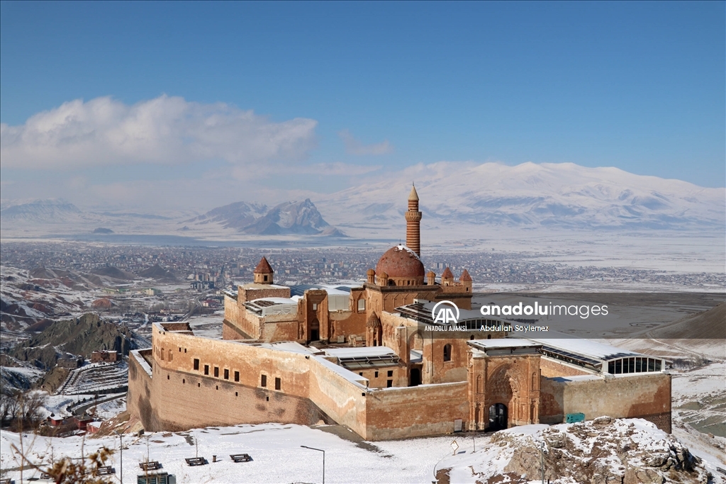 Kar ile kaplı İshak Paşa Sarayı, manzarasıyla fotoğrafçıları bölgeye çekiyor