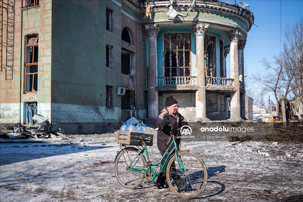 Ukrayna'nın Pokrovsk kentinde enkaz kaldırma çalışmaları devam ediyor