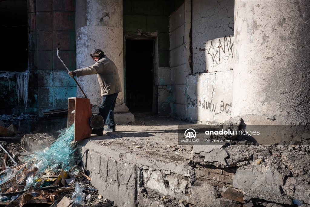 Ukrayna'nın Pokrovsk kentinde enkaz kaldırma çalışmaları devam ediyor