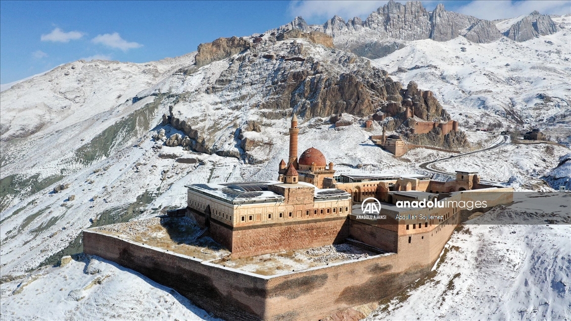 Kar ile kaplı İshak Paşa Sarayı, manzarasıyla fotoğrafçıları bölgeye çekiyor