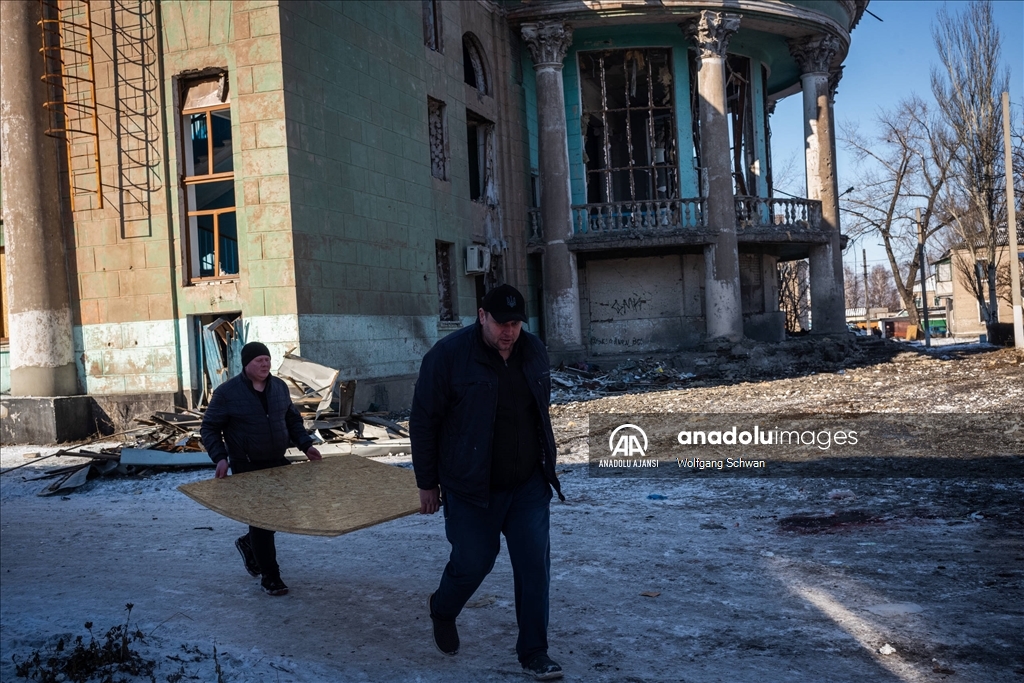 Ukrayna'nın Pokrovsk kentinde enkaz kaldırma çalışmaları devam ediyor