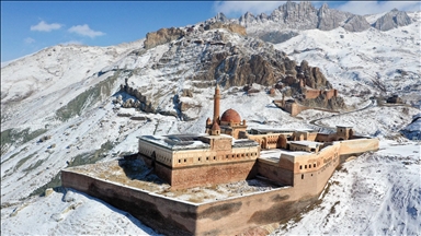 Kar ile kaplı İshak Paşa Sarayı, manzarasıyla fotoğrafçıları bölgeye çekiyor