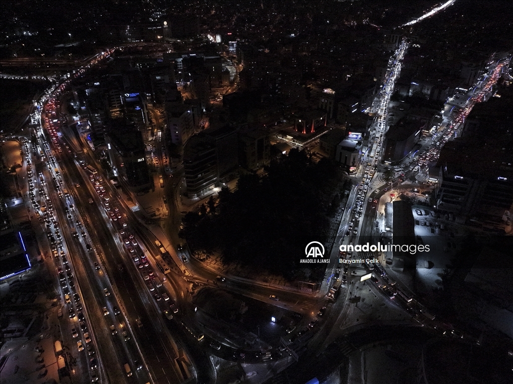 İstanbul'da kar yağışı hayatı ve trafiği olumsuz etkiliyor