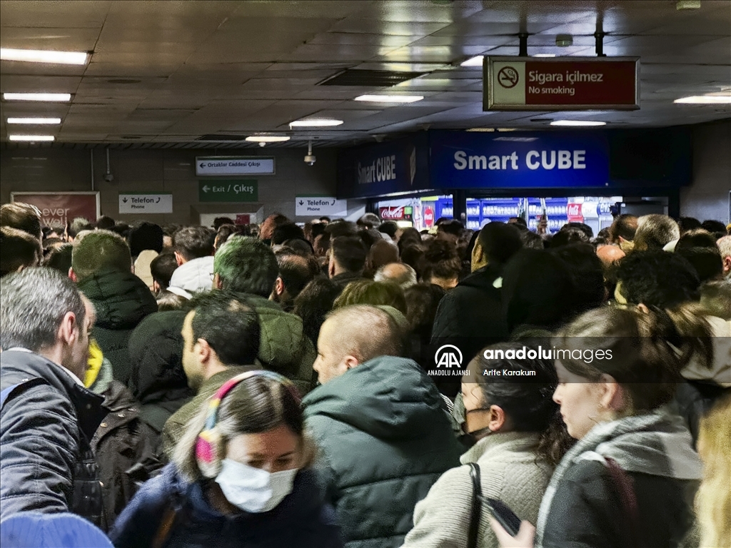 İstanbul'da toplu ulaşım istasyonlarında yoğunluk yaşanıyor