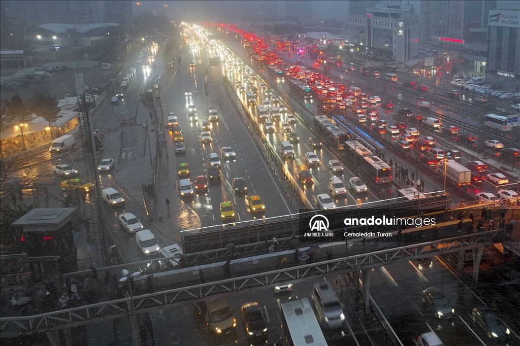 İstanbul'da kar yağışı hayatı ve trafiği olumsuz etkiliyor