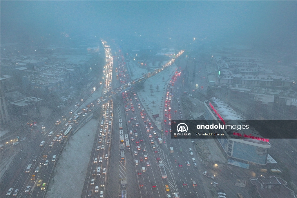 İstanbul'da kar yağışı hayatı ve trafiği olumsuz etkiliyor