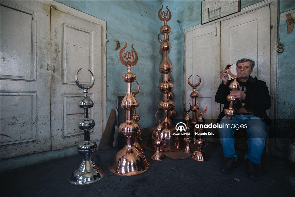 Bursalı ustanın alemleri, dünya camilerini süslüyor