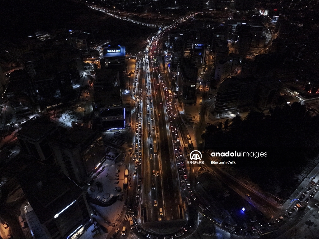 İstanbul'da kar yağışı hayatı ve trafiği olumsuz etkiliyor