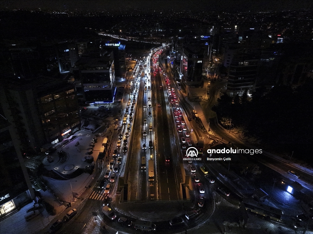 İstanbul'da kar yağışı hayatı ve trafiği olumsuz etkiliyor