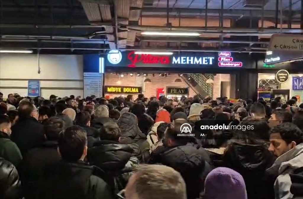 İstanbul'da toplu ulaşım istasyonlarında yoğunluk yaşanıyor