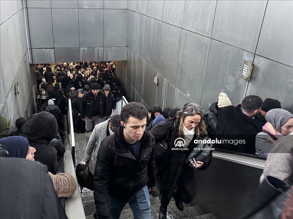 İstanbul'da toplu ulaşım istasyonlarında yoğunluk yaşanıyor