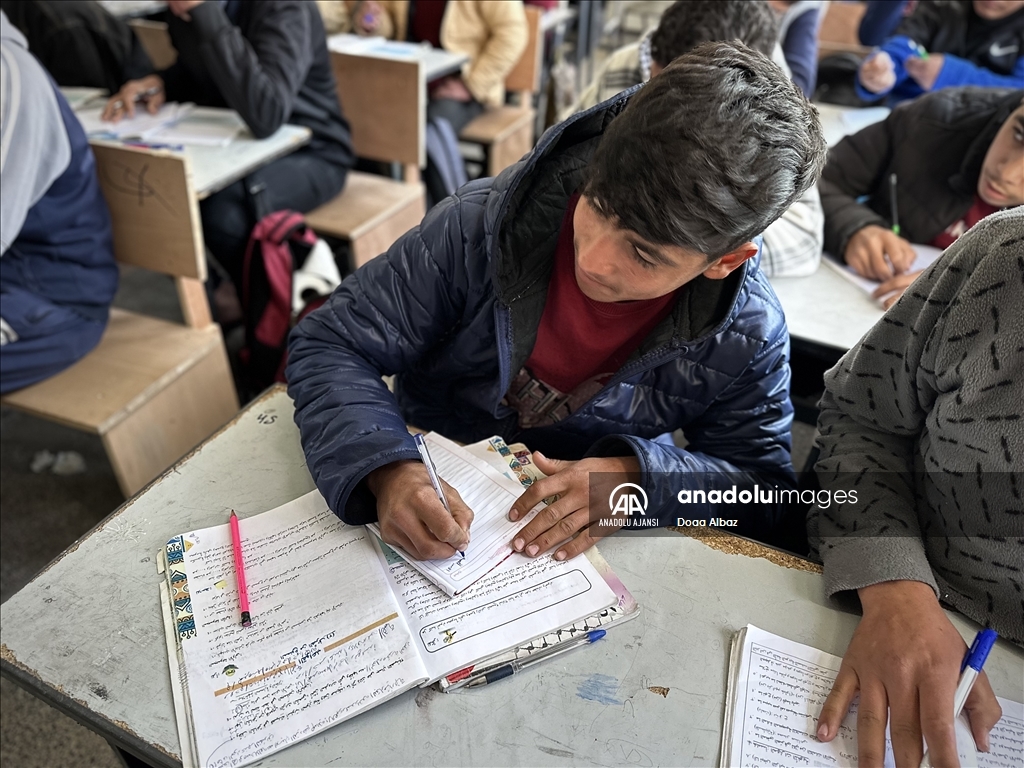 Gazze'de yaklaşık bir buçuk yıl ardan sonra eğitime dönüş