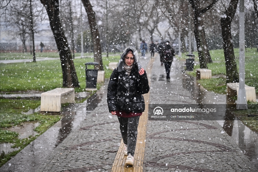 İstanbul'un bazı bölgelerinde kar yağışı etkisini artırdı