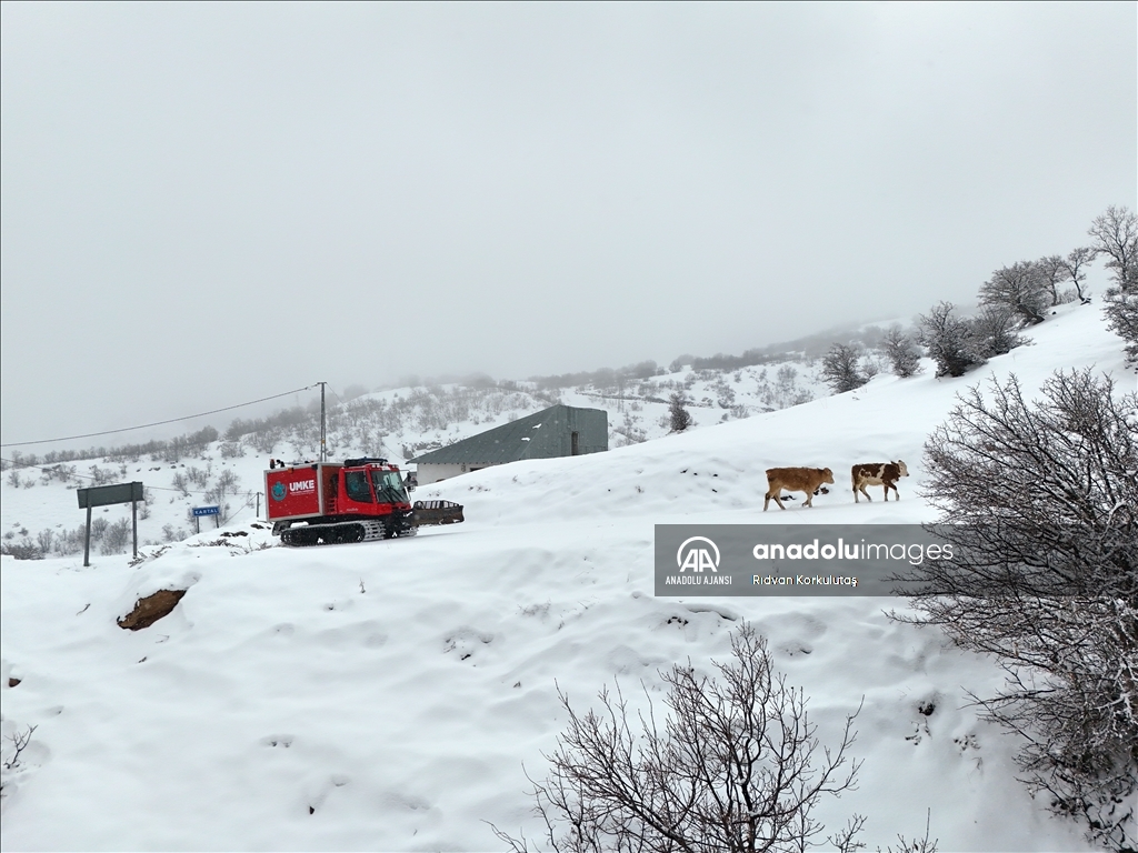 Karlı yolları aşıp mahsur kalan hastalara ulaşıyorlar