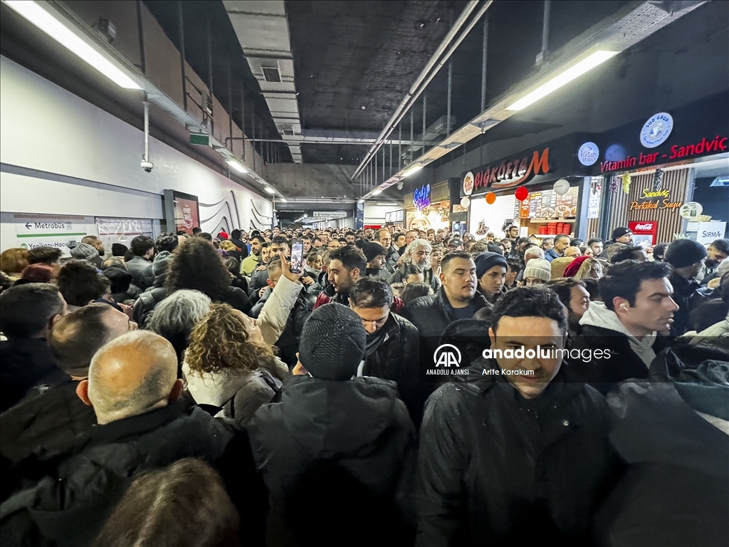 İstanbul'da toplu ulaşım istasyonlarında yoğunluk yaşanıyor
