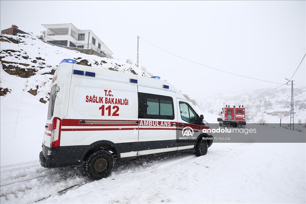 Karlı yolları aşıp mahsur kalan hastalara ulaşıyorlar