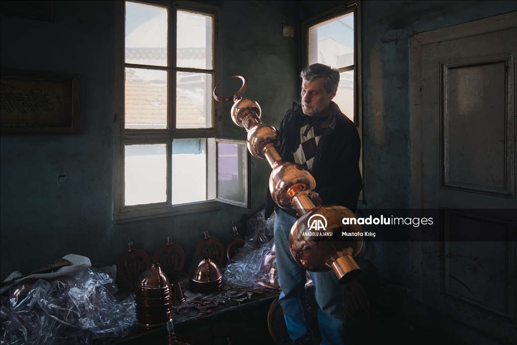 Bursalı ustanın alemleri, dünya camilerini süslüyor