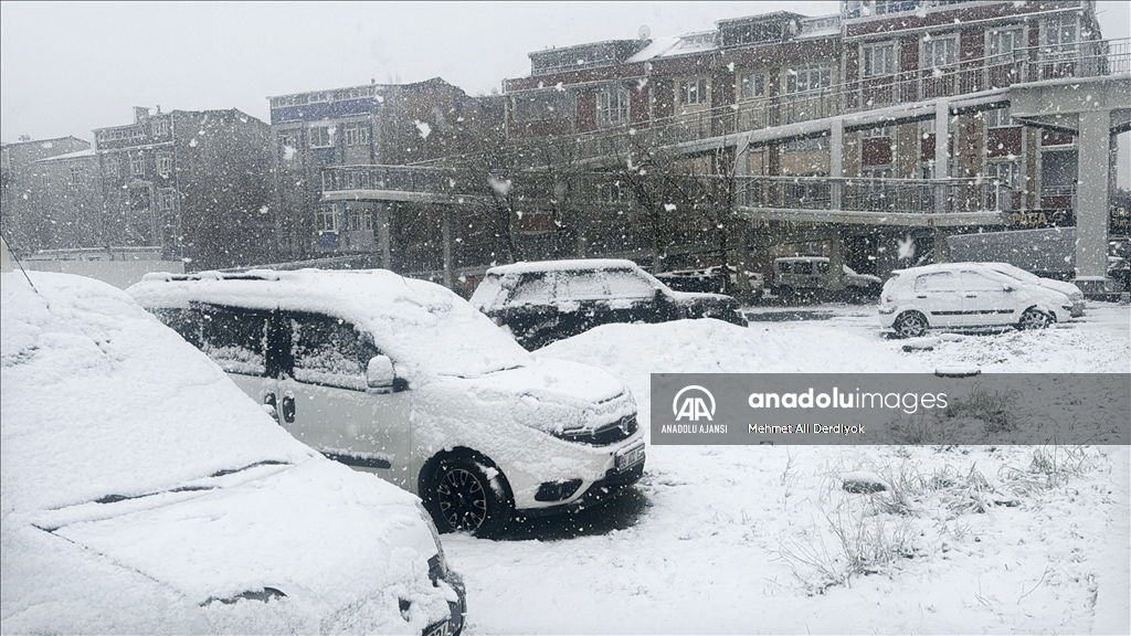 İstanbul'un bazı ilçelerinde kar yağışı etkili oluyor