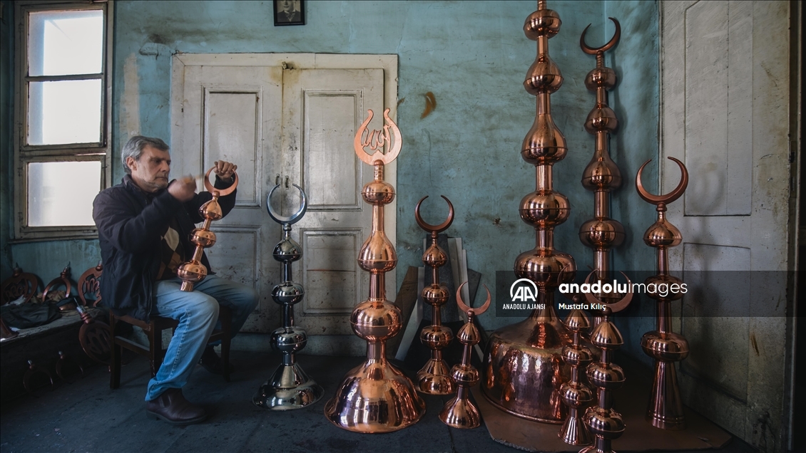 Bursalı ustanın alemleri, dünya camilerini süslüyor