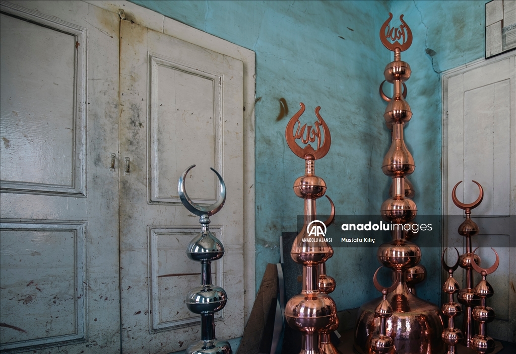 Bursalı ustanın alemleri, dünya camilerini süslüyor