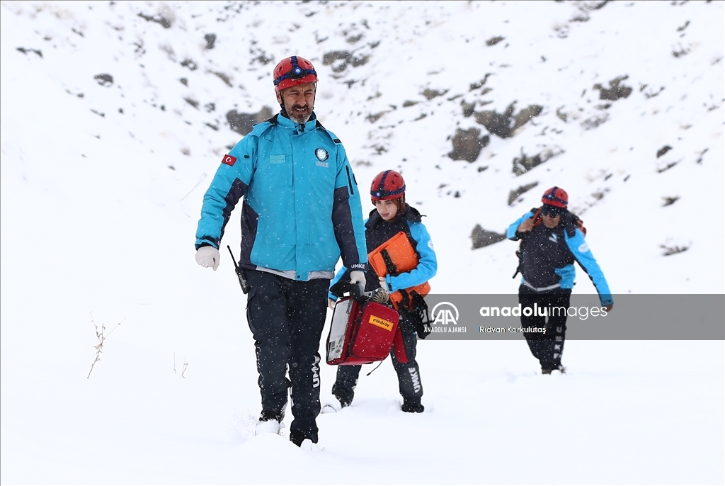 Karlı yolları aşıp mahsur kalan hastalara ulaşıyorlar