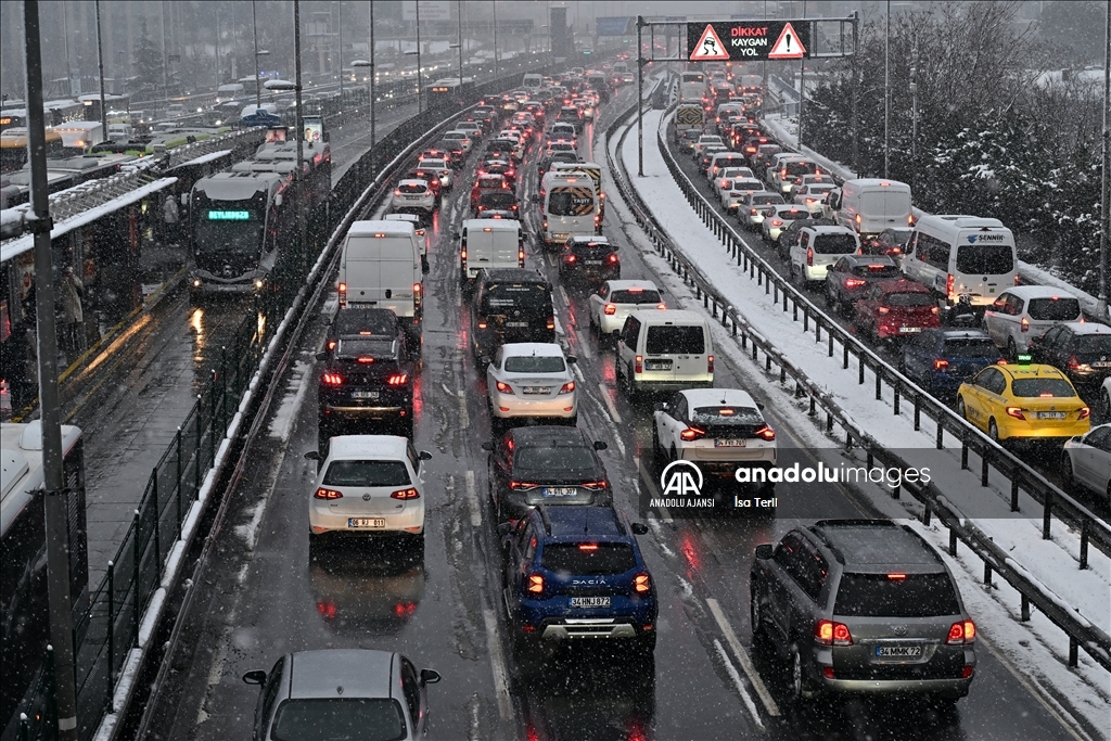 İstanbul'da kar yağışı hayatı ve trafiği olumsuz etkiliyor