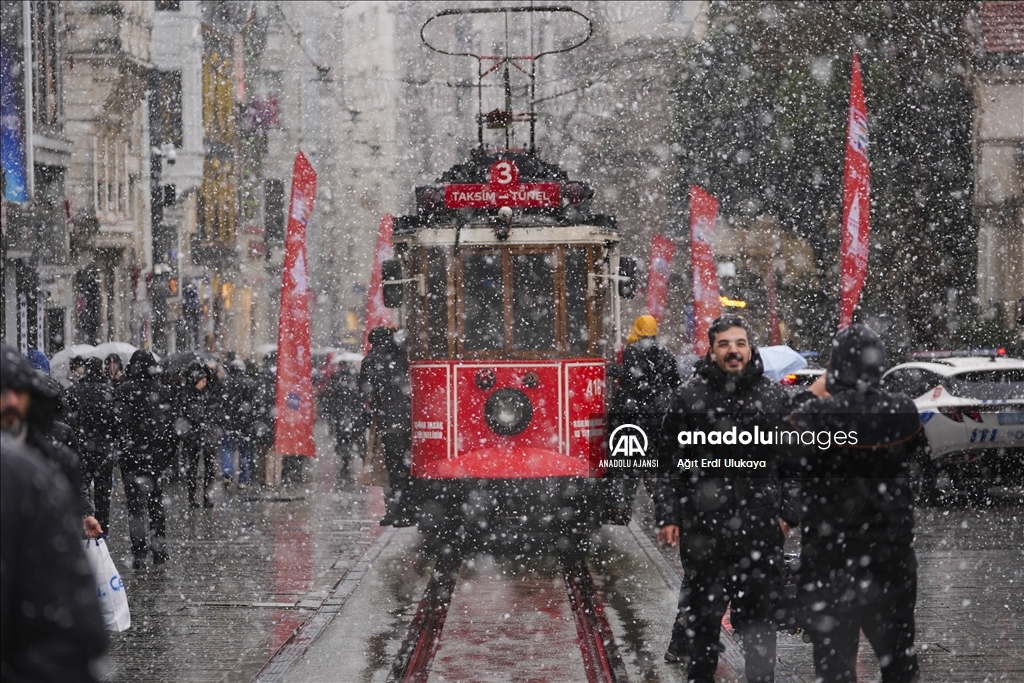 İstanbul'un bazı bölgelerinde kar yağışı etkisini artırdı