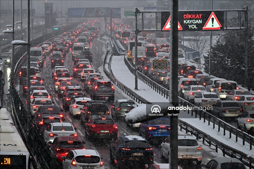 İstanbul'da kar yağışı hayatı ve trafiği olumsuz etkiliyor