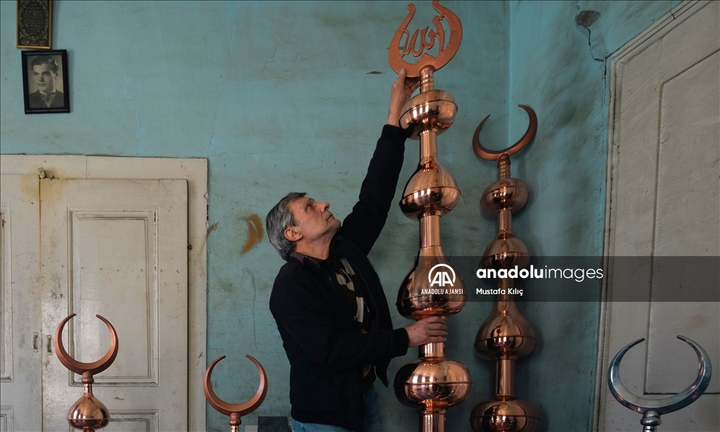 Bursalı ustanın alemleri, dünya camilerini süslüyor